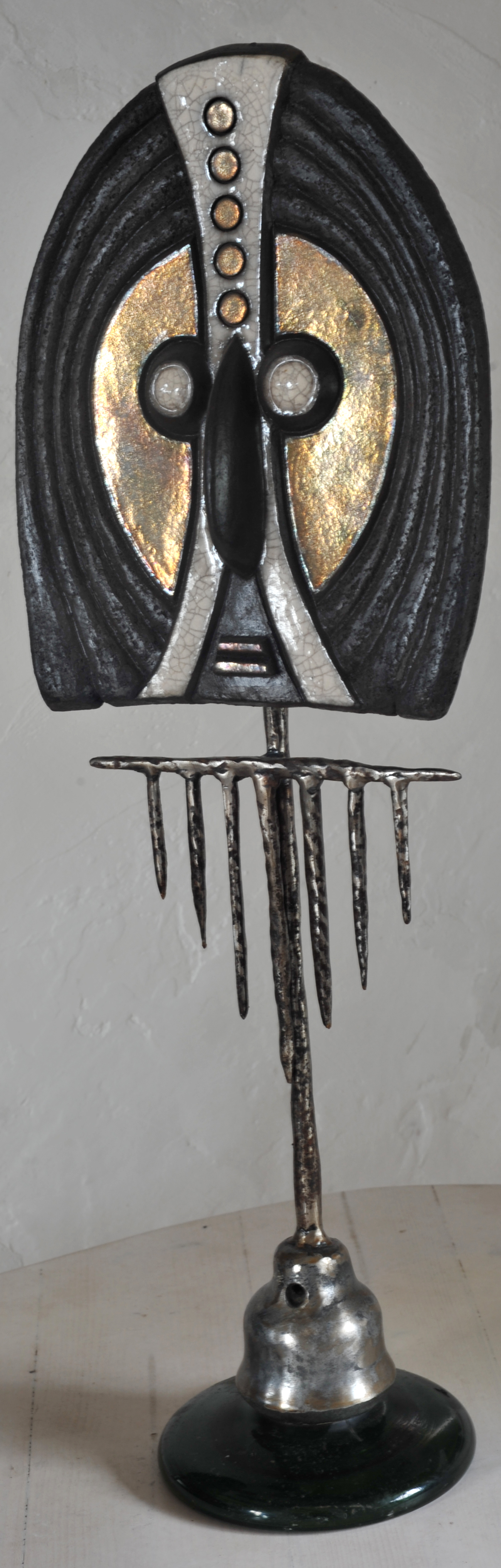 Masque céramique Raku H30cm avec socle metal et verre H70cm